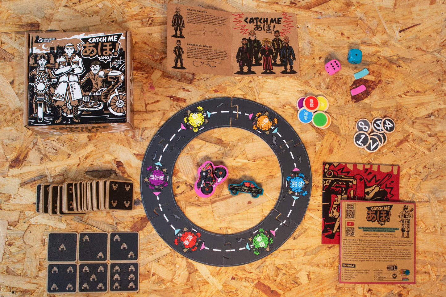Kompletter Überblick über die Spielinhalte von „Catch Me Aho“, inklusive des sechsteiligen Stadtrings, der Spielfiguren, der Karten und der Spielplättchen. Die Illustrationen und Komponenten greifen die Thematik der 1980er-Jahre-Bōsōzoku-Bewegung auf und sind im Stil der japanischen Straßenkultur gehalten. Hochwertige Materialien und eine durchdachte Gestaltung machen das Spiel zu einem einzigartigen Erlebnis für Strategiefans.