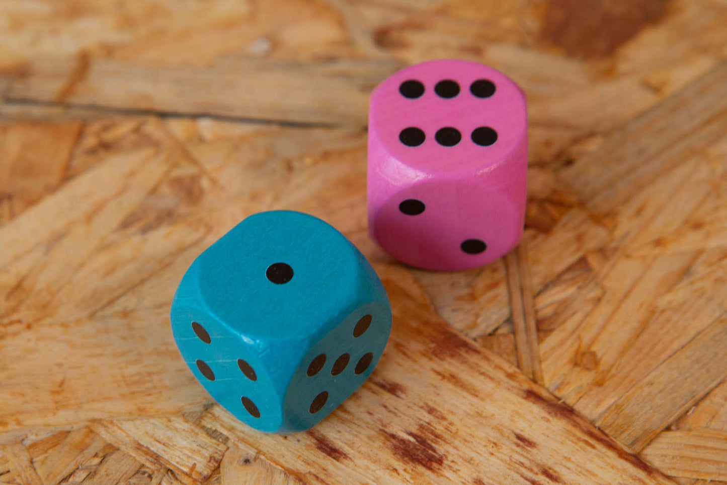 Die umweltfreundlichen Holzspielwürfel in lebhaften Farben wie Türkis und Pink sind ein weiteres Highlight des Spiels „Catch Me Aho“. Die Würfel sind aus massivem Buchenholz gefertigt und mit umweltfreundlichen, wasserbasierten Farben bedruckt. Diese Designentscheidung hebt die nachhaltige Produktion und die Liebe zum Detail bei der Herstellung des Spiels hervor und verleiht dem Spiel eine einzigartige Note.