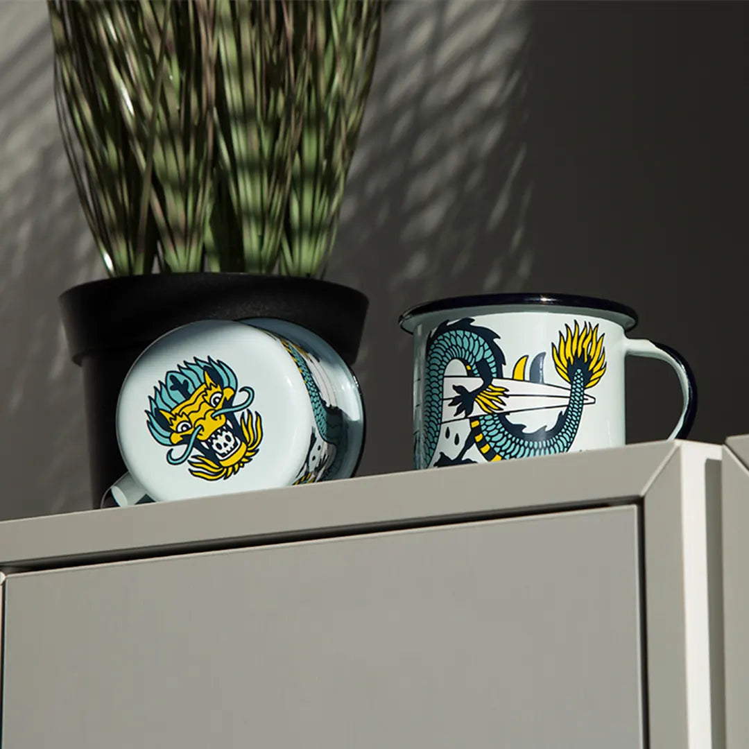 Emaille Tasse "Surfing Dragon"